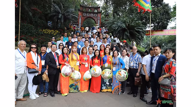 Des Viêt kiêu de 23 pays du monde rendent hommage aux Rois Hùng 2023. Photo : www.qdnd.vn
