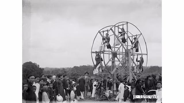 Un jeu folklorique à la fête. Photo : petrotimes.vn