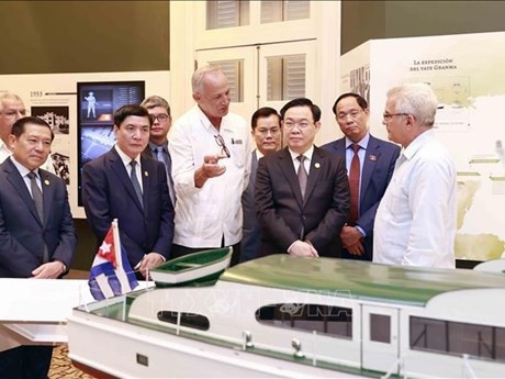 Le Président de l’Assemblée nationale du Vietnam, Vuong Dinh Huê au Centre Fidel Castro Ruz. Photo : VNA.