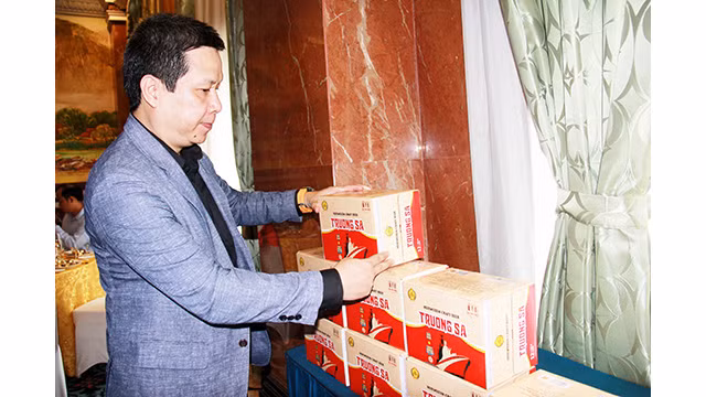 Lê Hông Quân, vice-président du Fonds Truong Sa « Voyage du cœur » présente des produits de bière artisanale nommé l'archipel de Truong Sa lors de l'événement. Photo: thoidai.com.vn