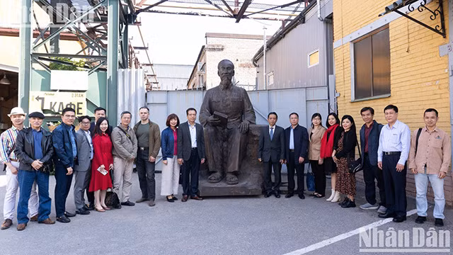 La statue du Président Hô Chi Minh, qui est à l'intersection entre la rue nommée « Hô Chi Minh » et l'avenue « Lumières », un lieu considéré comme hautement symbolique, avec la face principale tournée vers le Vietnam. Photo : NDEL.