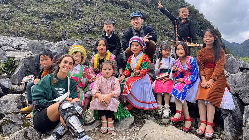 Le compositeur Quach Beem, ses amis et des enfants locaux. Photo : Quach Beem.