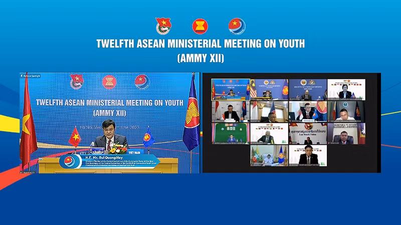  Bùi Quang Huy, le premier secrétaire du Comité central de l'Union de la Jeunesse communiste Hô Chi Minh (à gauche) s'exprime lors de la conférence. Photo : NDEL.