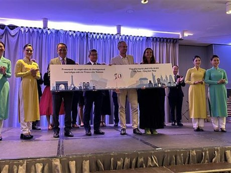 Vietnam Airlines et ses partenaires unis pour promouvoir la coopéation touristique entre le Vietnam et la France. Photo : VNA