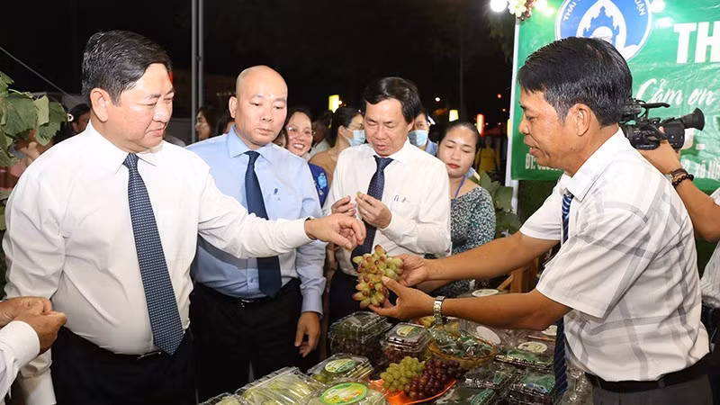 Les visiteurs et les habitants lors de la foire commerciale et industrielle dans la région côtière du Centre méridional - Ninh Thuân 2023. Photo : NDEL.