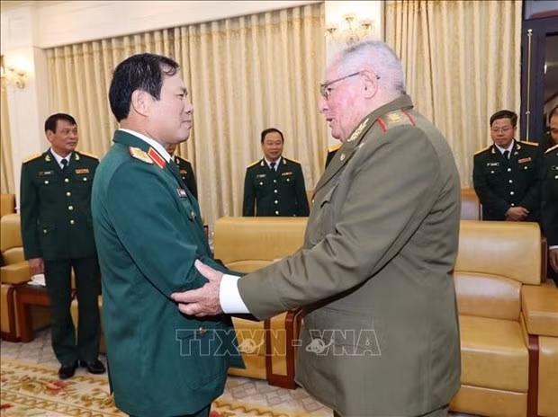 Le général de corps d'armée Nguyên Tân Cuong, membre du Comité central du Parti, membre permanent de la Commission militaire centrale, chef d'état-major général de l'Armée populaire du Vietnam et vice-ministre de la Défense (à gauche) et le général de corps d'armée, Álvaro López Miera, ministre cubain des Forces armées révolutionnaires. Photo : VNA.