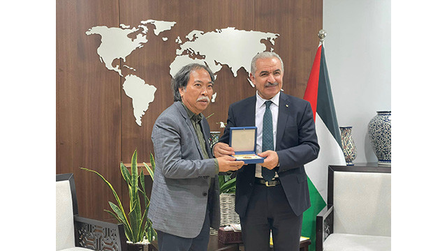 Le poète Nguyên Quang Thiêu (à gauche) reçoit l’Ordre de la culture, des sciences et des arts de 1ère classe de l’État de la Palestine. Photo: Le poète Nguyên Quang Thiêu