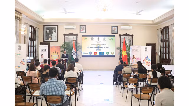 Lors d’une conférence de presse pour présenter la 9e Journée internationale du yoga au Vietnam, à Hanoï. Photo : Linh Vi. 