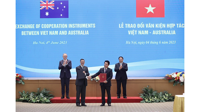 La remise d'un mémorandum de coopération entre la Banque d’État du Vietnam et le Centre australien d’analyse et de rapport des transactions en présence du Premier ministre vietnamien, Pham Minh Chinh et son homologue australien, Anthony Albanese. Photo : tapchinganhang.gov.vn