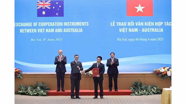 La remise d'un mémorandum de coopération entre la Banque d’État du Vietnam et le Centre australien d’analyse et de rapport des transactions en présence du Premier ministre vietnamien, Pham Minh Chinh et son homologue australien, Anthony Albanese. Photo : tapchinganhang.gov.vn