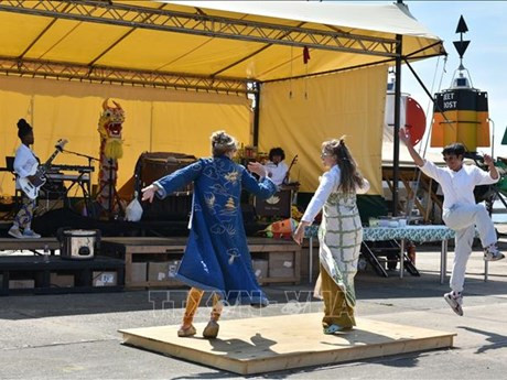 Un numéros des acteurs du théâtre Veenfabrik. Photo : VNA.