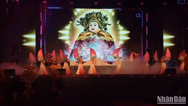 Un spectacle artistique lors de la cérémonie d'ouverture de la fête de « Bà Chua Xu » de la montagne Sam. Photo : NDEL.