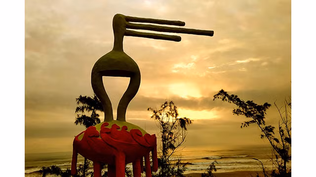 De nouvelles fresques illustrant la vie quotidienne, la pêche et la beauté authentique des habitants captivent les touristes nationaux et étrangers. Photo : sgtiepthi.vn