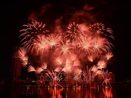 Feux d'artifice de Da Nang : des performances spectaculaires de France et du Canada. Photo: VNA