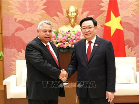 Le Présidente de l'Assemblée nationale du Vietnam, Vuong Dinh Huê (à droite) et Ulises Guilarte de Nacimiento, secrétaire général du Centre des travailleurs cubains, aussi vice-président de la Fédération syndicale mondiale. Photo : VNA.