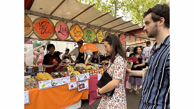 Un des stants vendant des produits vietnamiens lors du Festival gastronomique. Photo : VNA.