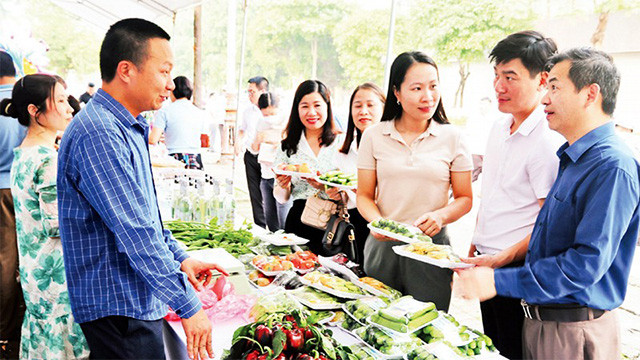 Les visiteurs lors d'un événement présentant les produits agricoles de la province de Bac Ninh en 2023. Photo: NDEL