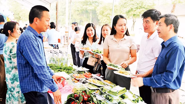 Les visiteurs lors d'un événement présentant les produits agricoles de la province de Bac Ninh en 2023. Photo: NDEL