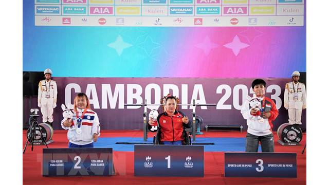 Dang Phuong Linh (au centre) gagne 2 médailles d'or aux 12es Jeux d'Asie du Sud-Est des handicapés. Photo : VNA.