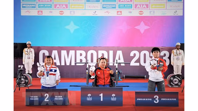 Dang Phuong Linh (au centre) gagne 2 médailles d'or aux 12es Jeux d'Asie du Sud-Est des handicapés. Photo : VNA.