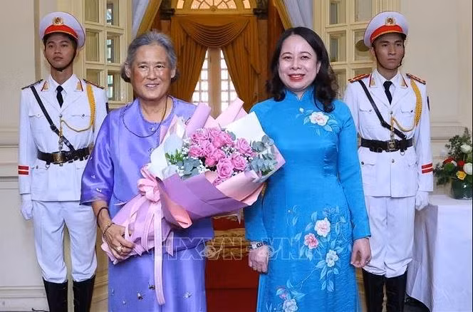 La vice-présidente Vo Thi Anh Xuan (droite) et la princesse thaïlandaise Maha Chakri Sirindhorn, en visite de travail au Vietnam. Photo: VNA