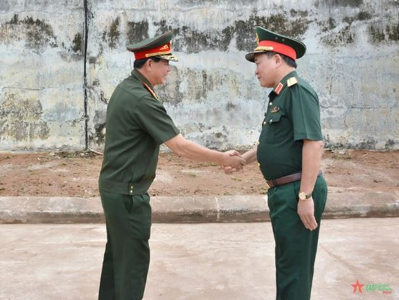 Le vice-ministre vietnamien de la Défense, Hoang Xuan Chiên, et son homologue lao, Vongkham Phommakone, dirigent la délégation pour contrôler les préparatifs du 2e Échange d’amitié de la défense frontalière Vietnam-Laos. Photo : qdnd.vn Zalo