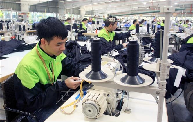 Des ouvriers travaillent dans un parc industriel de la ville de Thai Binh. Photo d’illustration : VNA.
