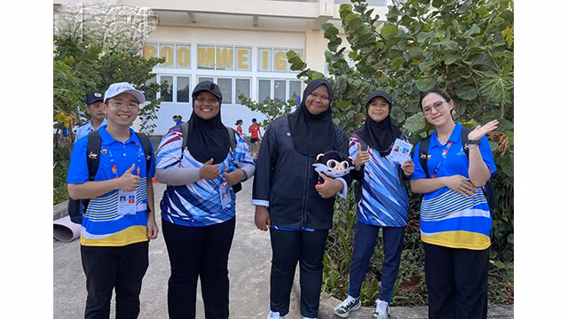 Les bénévoles reçoivent toujours la confiance des athlètes des délégations internationales. Photo : VOV.