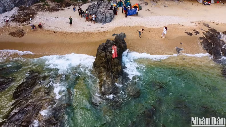 De nombreux enfants suivent également leurs parents pour profiter de la brise et faire de l'exercice en plein air. Photo : nhandan.vn