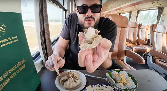 Samy et sa petite amie ont eu l'occasion de faire l'expérience dans un train de 5 étoiles allant de Huê à Dà Nang. Photo : Social Samy.