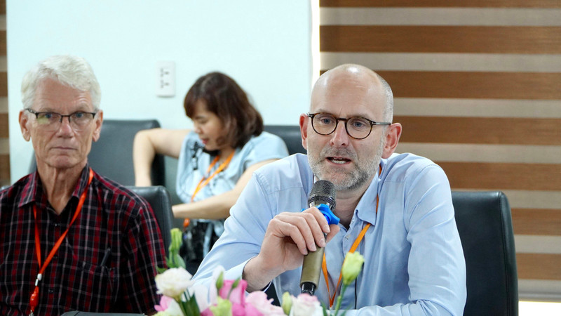 Le directeur de la Direction danoise de l’énergie, Kristoffer Böttzauw, s'exprime lors de la séance de travail. Photo: tapchicongthuong.vn