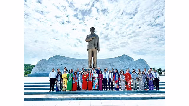Les déléguésdu Comité des Vietnamiens à l’étranger de Hô Chi Minh-Ville, visite le Monument du Président Hô Chi Minh. Photo : L'Association VKBIA.