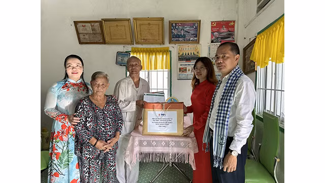 La délégation du Comité chargé des Vietnamiens résidant à l’étranger de Hô Chi Minh-Ville a rendu visite à M. Trân Tho, l’un des anciens prisonniers politiques. Photo : L'Association VKBIA.