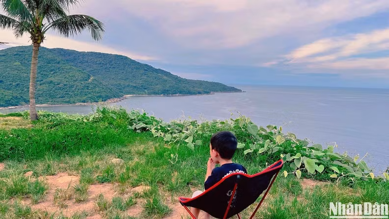 De nombreux enfants suivent également leurs parents pour profiter de la brise et faire de l'exercice en plein air. Photo : nhandan.vn