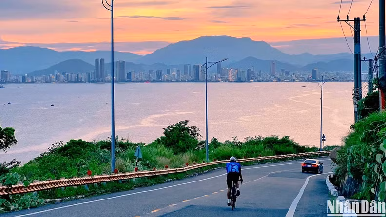 Un coin de Dà Nang au coucher du soleil, vu depuis la péninsule de Son Trà. Photo : nhandan.vn