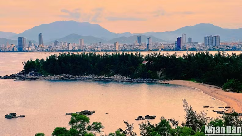 Avec son relief particulier et son air pur, la péninsule de Son Trà est également une destination idéale pour admirer le coucher du soleil. Photo : nhandan.vn