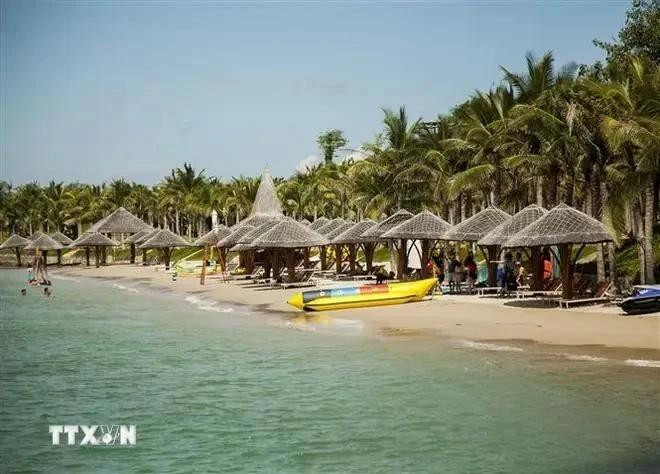 Située à environ 400 km au Nord-Est d'Hô Chi Minh-Ville et à plus de 1 200 km au Sud de Hanoï, Nha Trang possède une belle plage. Photo : VNA.