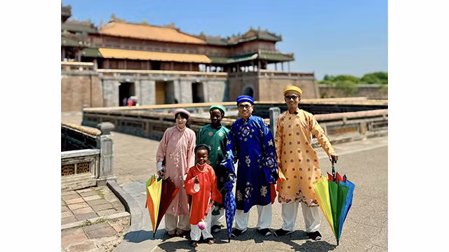 Quang Linh et Team Africa lors de leur visite au Vietnam. Photo : baoquocte.vn