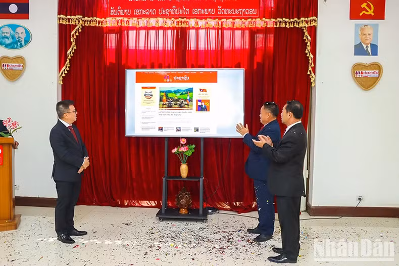 L'inauguration d'un nouveau système de journal électronique au Journal lao Pasaxon. Photo : nhandan.vn