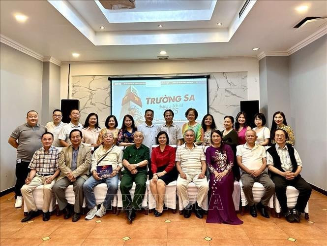 L'ambassadrice du Vietnam en Hongrie, Nguyên Thi Bich Thao et des représentants du club Truong Sa. Photo : VNA.