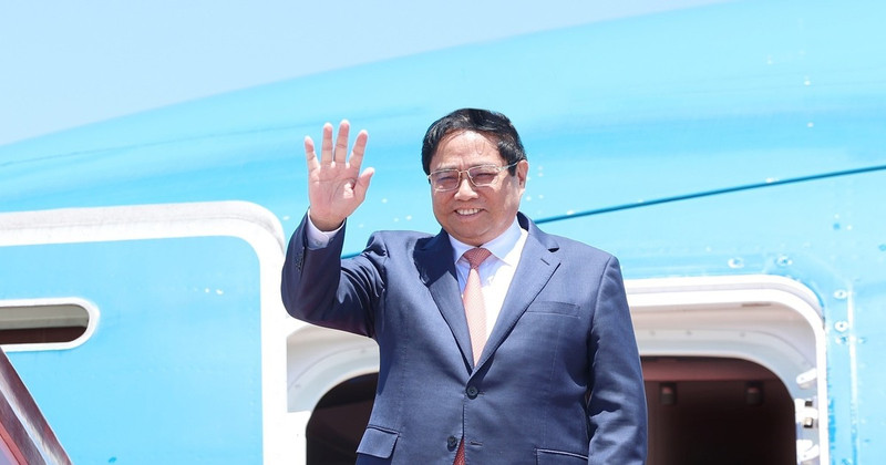 Le PM Pham Minh Chinh est arrivé en Chine pour participer à la 15e Conférence annuelle des pionniers du WEF. Photo : VNA.