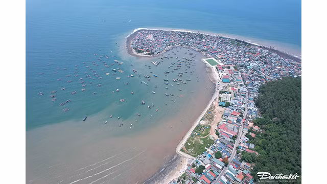 Le littoral de la commune permet l’exploitation des ports maritimes et le développement du tourisme maritime. Photo : daidoanket.vn