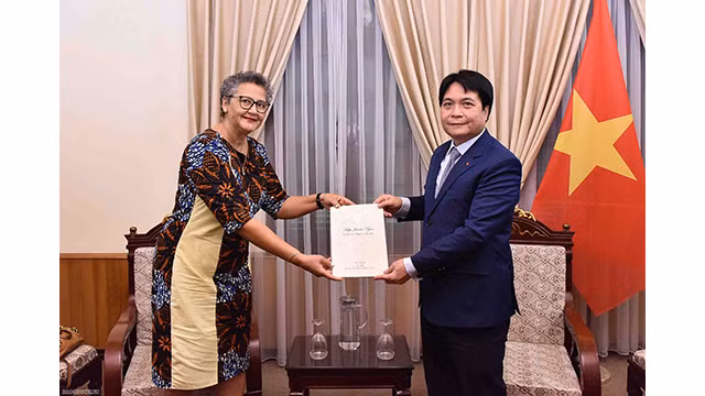 L’ambassadeur Nguyên Viêt Dung, directeur du Département du protocole d’État du ministère des Affaires étrangères (à droite) et Ilundi Dos Santos, ambassadrice du Mozambique au Vietnam (à gauche). Photo : baoquocte.vn L’ambassadeur Nguyên Viêt Dung, directeur du Département du protocole d’État du ministère des Affaires étrangères (à droite) et Ilundi Dos Santos, ambassadrice du Mozambique au Vietnam (à gauche). Photo : baoquocte.vn