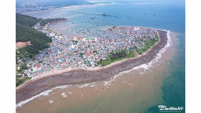 La nature majestueuse et la mer calme et la communauté amicale et douce du village de pêcheurs. Photo : daidoanket.vn