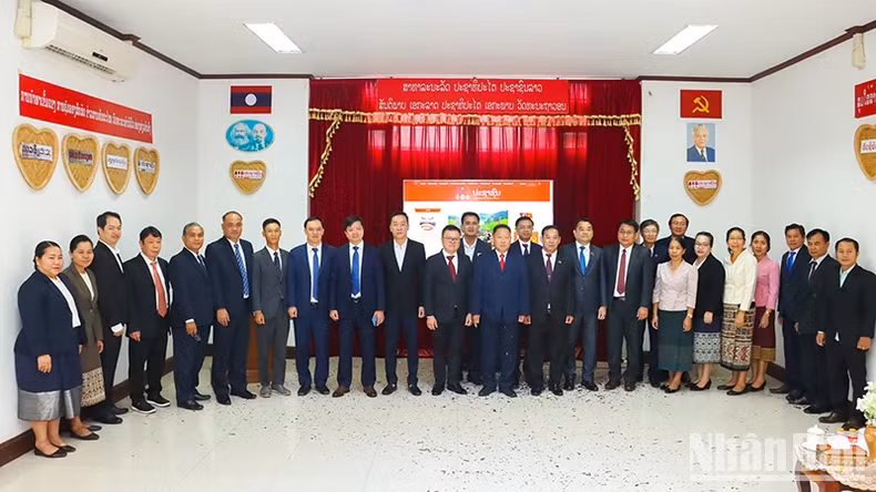 Les délégués participent à l'inauguration d'un nouveau système de journal électronique au Journal lao Pasaxon. Photo : nhandan.vn