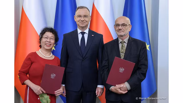 La professeure Kim Ngân a récemment reçu le titre de professeur décerné par le Président polonais Andrzej Duda. Photo : thoidai.com.vn