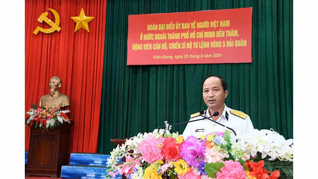 Le colonel Luong Quôc Anh, commandant adjoint de la région navale 5 s'exprime lors de la rencontre de la délégation du Comité chargé des Vietnamiens résidant à l’étranger de Hô Chi Minh-Ville. Photo : L'Association VKBIA.