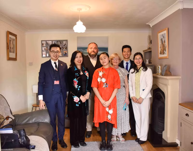 La vice-ministre des Affaires étrangères et présidente du Comité d’État pour les Vietnamiens de l’étranger, Lê Thi Thu Hang, et la famille de Eamon McMullen, qui a adopté une enfant vietnamienne, Ngô Huong Thao, à Dublin. Photo: baoquocte.vn