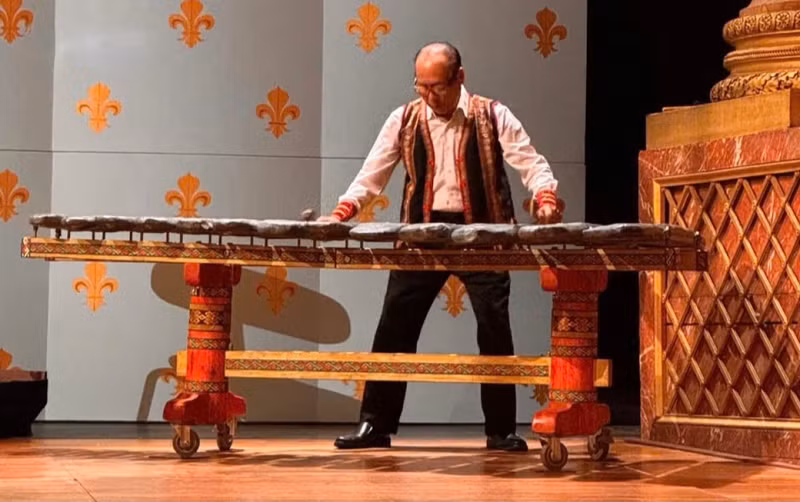 L'artiste du peuple Dông Van Minh joue le morceau de musique intitulé « Louange à l'héros », écrit pour le lithophone, lors du concert d'automne France-Vietnam. Photo : VOV.