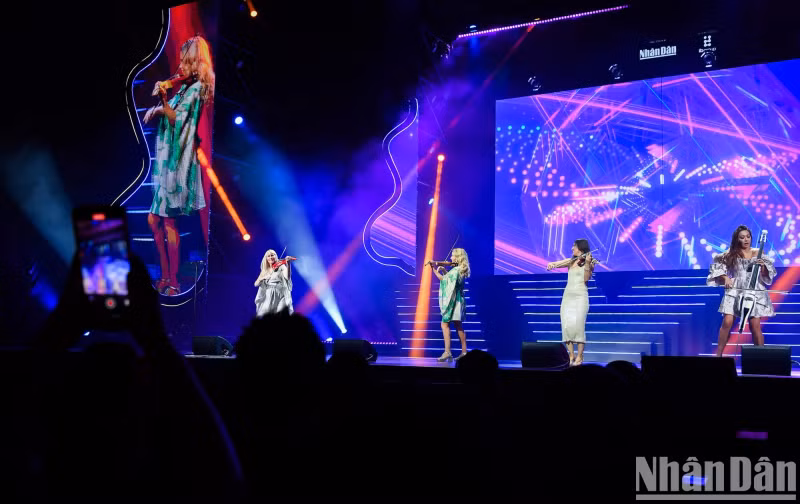 La scène du concert « Bond Live in Vietnam » semblait « enchantée », avec une fusion incroyable entre les éléments de la culture vietnamienne et la musique de Bond. Photo : nhandan.vn